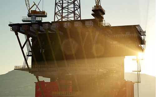 保養(yǎng)機(jī)器部件配件 油起到了很好的保養(yǎng)作用那么槽型托輥在保養(yǎng)的時(shí)候什么時(shí)候要換油什么時(shí)候 多少才適合    如果換油太少，槽型托輥的軸承就會(huì)提前報(bào)廢；如果換油過(guò)多，摩擦托輥就會(huì)陷入困境或長(zhǎng)期危害動(dòng)力線(xiàn)圈和卷線(xiàn)。那么槽型托輥托輥該如何維護(hù)呢？槽型托輥廠(chǎng)家為大家講解一下，希望對(duì)大家有所幫助：   決定什么時(shí)候潤(rùn)滑以及什么時(shí)候停止注油的方式非常簡(jiǎn)單：制定一個(gè)基礎(chǔ)線(xiàn)、制定觀(guān)察計(jì)劃表和注油的時(shí)候進(jìn)行監(jiān)測(cè)。