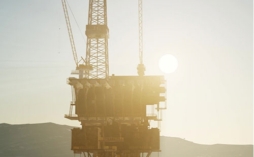 若是一個(gè)錐形托輥的分貝超越根底線(xiàn)8分貝，咱們以為這個(gè)軸承需求光滑。當(dāng)咱們意識(shí)到這個(gè)軸承需求光滑，那么曉得什么時(shí)候中止注油將會(huì)避免過(guò)度光滑的呈現(xiàn)。能夠依照以下三步來(lái)完結(jié)：1）、當(dāng)寫(xiě)入光滑油時(shí)光滑技能員運(yùn)用超聲波儀器檢測(cè)軸承。漸漸注油直到分貝強(qiáng)度降到根底線(xiàn)。2）、若是沒(méi)有根底線(xiàn)作為輔導(dǎo)，光滑油的用量應(yīng)在聲響下降后又上升時(shí)中止。這時(shí)，技能員應(yīng)中止持續(xù)運(yùn)用光滑油。3）、以錐形托輥、沖突托輥生產(chǎn)商的輔導(dǎo)