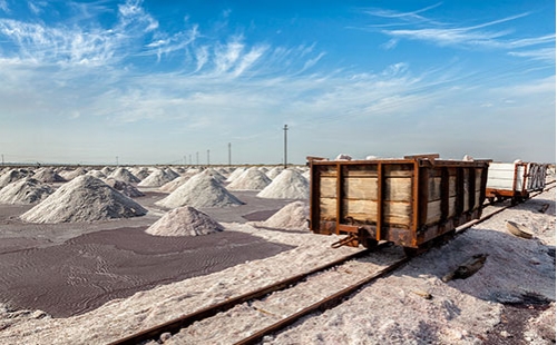 DY移動(dòng)帶式輸送機(jī)主要特點(diǎn):采用高精度，硬具面齒輪，其承載能力高，(比軟具面具輪提高2-3倍)；壽命長(zhǎng)(可達(dá)10年)；結(jié)構(gòu)聚湊，占地面積小(可減少50%以上)；重時(shí)輕，體積小(可降低50%)；尤其是垂直傳動(dòng)結(jié)構(gòu)形式，更適于煤礦井下礦山運(yùn)輸機(jī)械上使用。DY型移動(dòng)式膠帶輸送機(jī)是一種工效高， 實(shí)用，機(jī)動(dòng)性好的連續(xù)輸送裝卸設(shè)備。主要用于裝卸地點(diǎn)經(jīng)常變更動(dòng)的場(chǎng)所，如：港口、碼頭、車(chē)站、煤場(chǎng)、倉(cāng)庫(kù)、建筑工地、